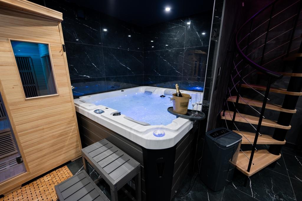 Suite Élixir d'Amour — jacuzzi et sauna privatifs